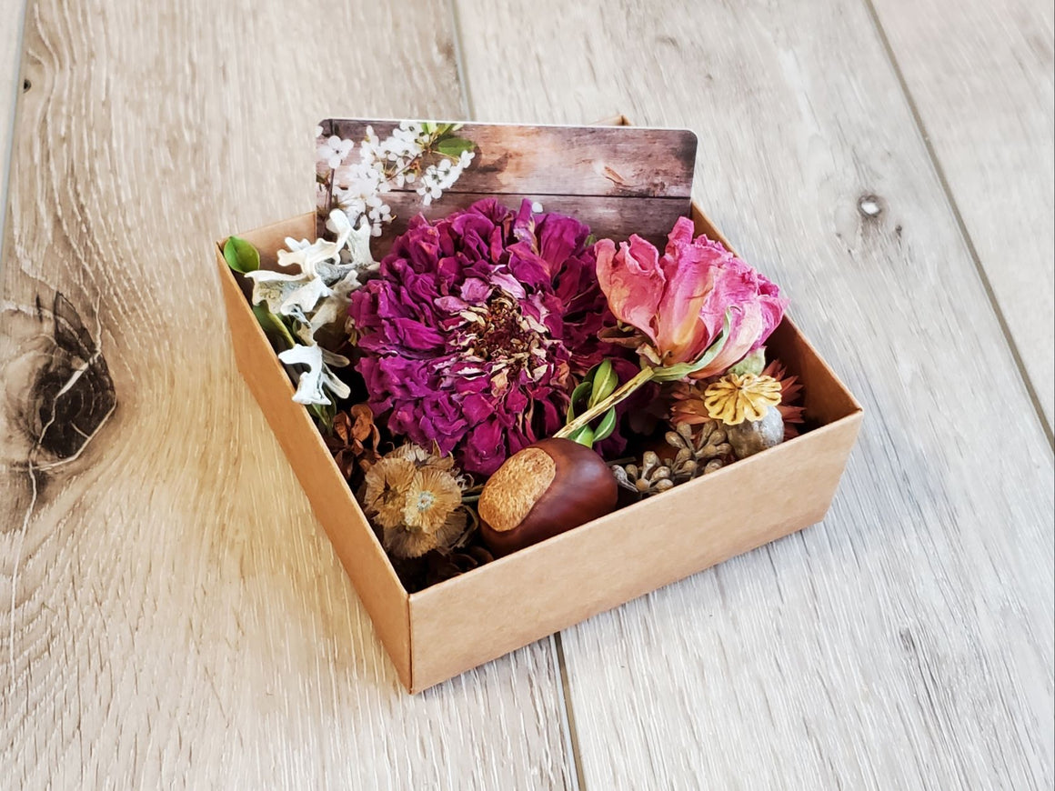 Mini Dried Flower Gift Box (hide giftcard inside)