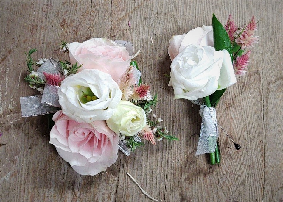 Rozen Polscorsage En Boutonnière Set Lichtroze - Bruiloft Accessoires Voor Bruid En Bruidsmeisjes Rozen Polscorsage En Boutonnière Set Lichtroze - Bruiloft Accessoires Voor Bruid En Bruidsmeisjes